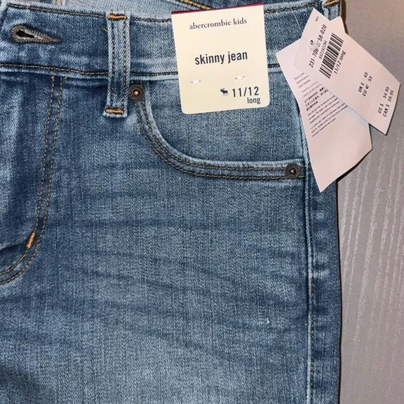 Abercrombie Kids Boys’ Super Skinny Jeans – Light Wash, Size 11/12 - Picture 10 of 13